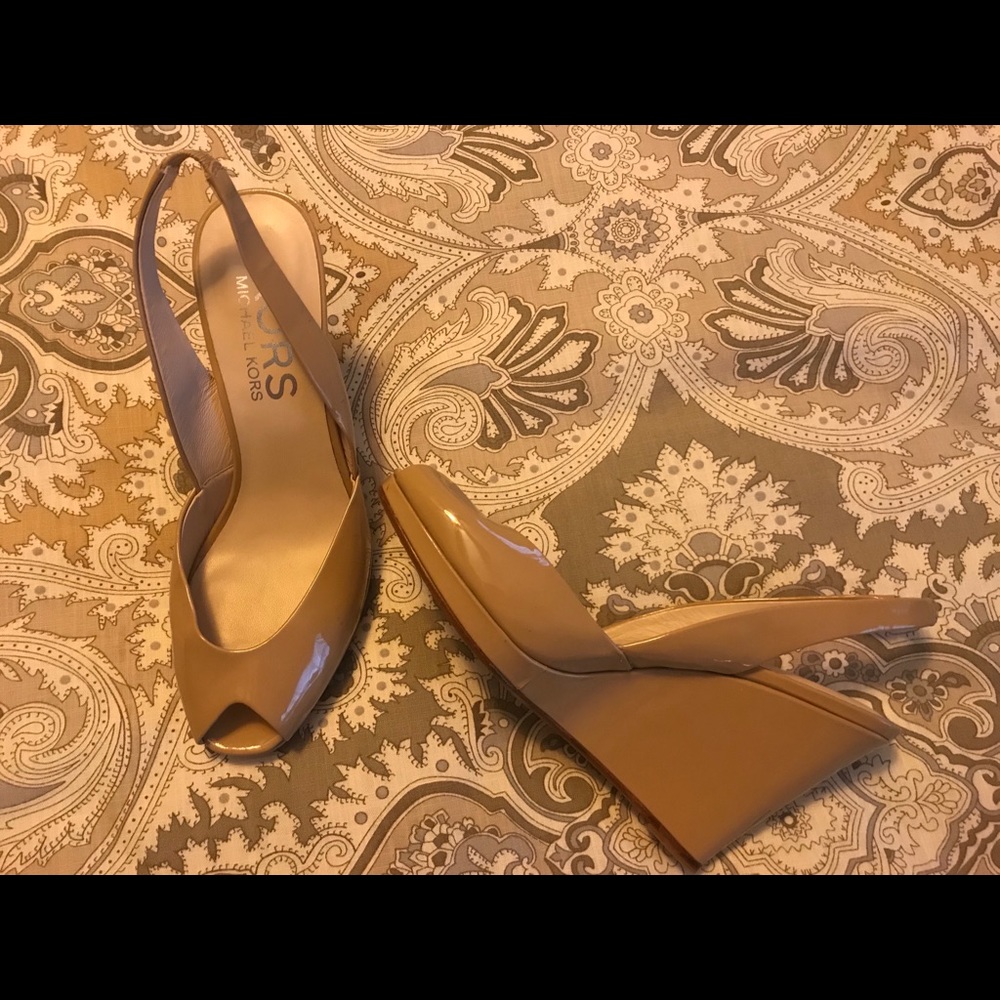 KORS Michael KORS nude patent leather wedges